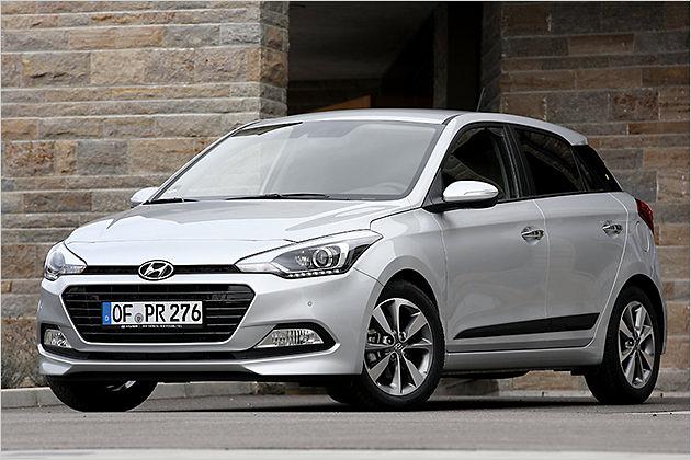 So wirkt er am besten: Der i20 als normaler Fünftürer. Die Einliter-Turbos erkennt man am geänderten Kühlergrill