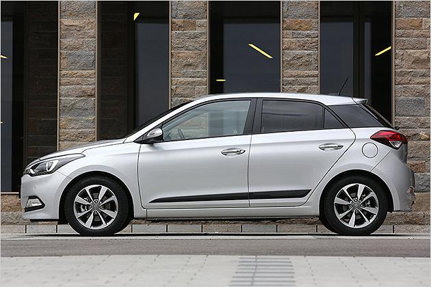 Die eingeschwärzte C-Säule suggeriert ein (nicht vorhandenes) Fenster