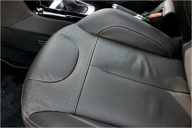 Das schwarze Leder unseres Testwagens warf Falten. Wer die nicht will, kann die Top-Lederversion Nappa Trinitario für schlappe 3.700 Euro Aufpreis bestellen