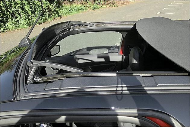 Das Verdeck kann beim Öffnen in jeder beliebigen Position angehalten werden