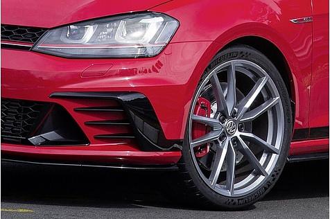 Auf 19 Zoll großen Leichtmetallfelgen rollt er.