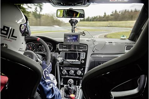 Das Cockpit des VW Golf GTI Clubsport S während der Rekordfahrt auf dem Nürburgring.