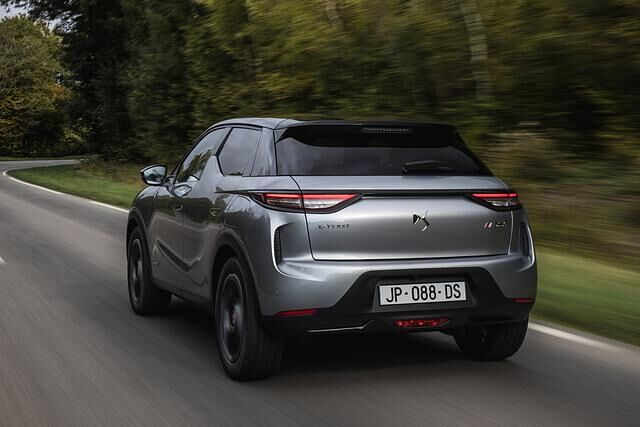 Der 100 kW/136 PS starke Elektromotor hat keine Mühen, den 1,6 Tonnen schweren Kleinwagen aus den Puschen zu bringen 