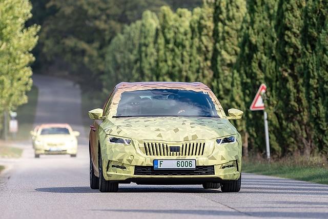 Auch unter der Tarnfolie sind die schmalen Scheinwerfer zu erkennen