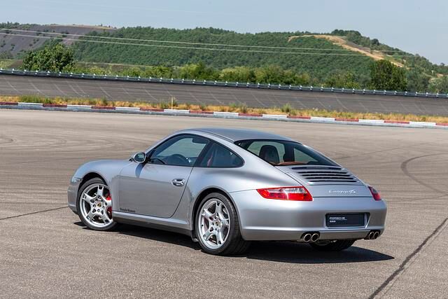 Die Bezeichnung 4S steht für Allradantrieb. Der ist bei puristischen Porsche-Fans weniger gefragt