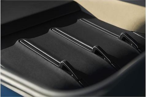 Das "Touring Deck" verhindert das Verrutschen von Gepäck im Auto mit drei Haken