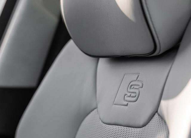 Das S-Logo ziert die Sitze im Audi S8