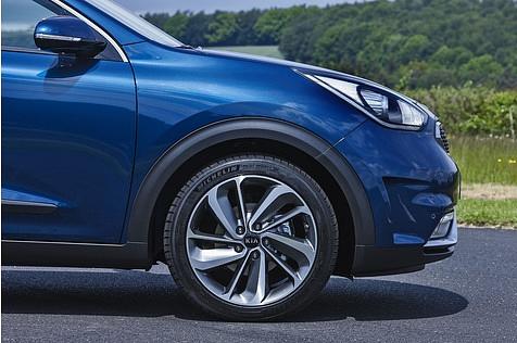 Der Kia Niro rollt auf optionalen 18-Zoll-Felgen