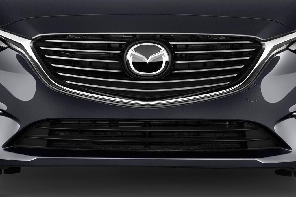 Mazda Mazda6 (Baujahr 2015) Sports-Line 4 Türen Kühlergrill und Scheinwerfer