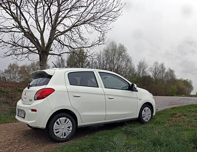 Der Einstiegspreis liegt für die BASIS-Version bei 9.990 Euro. Unser Stadtflitzer in weiß ist mit der mittleren Linie PLUS ausgestattet und kostet 12.290 Euro.