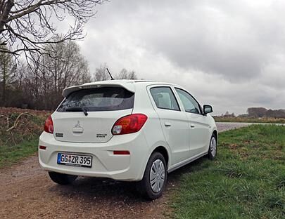 Während die Seite unverändert blieb, ist der Heckstoßfänger überarbeitet worden. Die kleinen Reflektoren wurden dabei optisch ansprechend integriert.