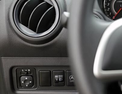 Im Innenraum bleibt es simpel. Große Schalter und Hartplastik herrschen vor. Mit den Schaltern links neben dem Lenkrad verstellt man die Außenspiegel, justiert die Scheinwerfer und stellt das Start/Stopp System ein und aus.