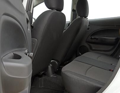 Auf der Rückbank findet man gute Platzverhältnisse vor. Wer frische Luft benötigt, darf hier noch kurbeln.