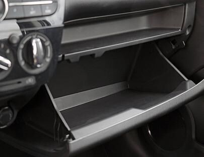 Auf Beifahrerseite befindet sich über dem Handschuhfach eine zusätzliche Ablage. Nur wo ist der USB-Anschluss?