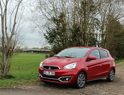 Probefahrt Nummer zwei: Die TOP-Version unterscheidet sich äußerlich wenig von den anderen Ausstattungslinien. Weil wir das Extra-Paket verbaut haben, befinden sich LED-Blinklichter an den Seitenspiegeln. Insgesamt kostet das 16.490 Euro.