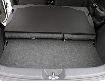 Nimmt man die Kunststoffbox heraus, kommt man auf 912 Liter Stauraum. Nur schließt der Boden dann nicht mehr mit der umgeklappten Rückbank ab.