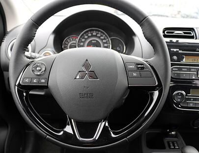 Das Multifunktions-Lederlenkrad wirkt um einiges edler als das serienmäßige. Die schwarzen Klavierlackapplikationen finden sich auch an anderen Stellen wie zum Beispiel den elektrischen Fensterhebern, die in der TOP-Linie auch für die hinteren Scheiben eingebaut sind.