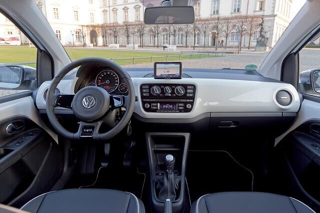 Das Cockpit ist nur in den höheren Ausstattungslinien ansehnlich