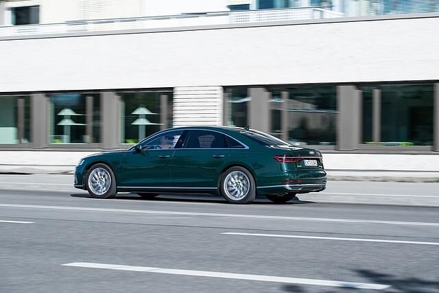 Der Audi A8L 60 TFSI e quattro ist bis zu 250 km/h schnell