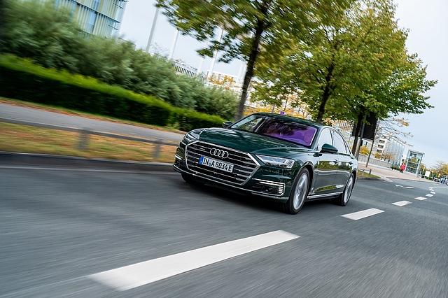 Nach 4,9 Sekunden erreicht der Audi A8L 60 TFSI e quattro 100 km/h