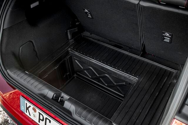 Dort, wo sich sonst die Reserveradmulde befindet, hat Ford eine tiefe, rechteckige Kunststoffwanne gepackt 