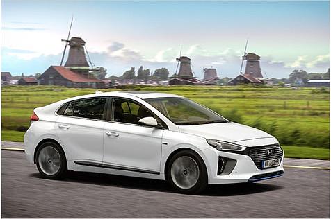 Auch die blaue Zierleiste am vorderen Stoßfänger zeichnet den Ioniq Hybrid aus