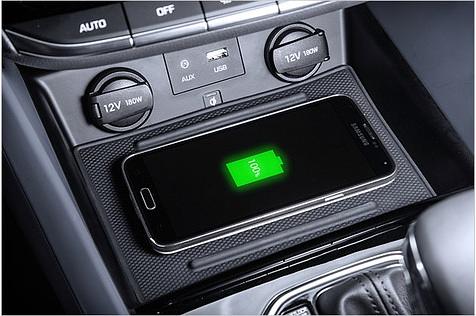 Das Smartphone lässt sich kabellos laden und ...