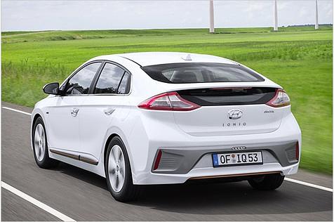 Die durch einen Spoiler geteilte Heckscheibe besitzen alle drei Modelle