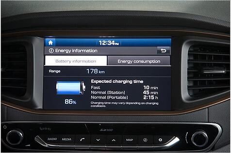 An einer normalen 230-Volt-Haushaltssteckdose dauert der Ladevorgang bis zu 12 Stunden. An einem 100-kW-Anschluss ist die Sache in 23 Minuten erledigt