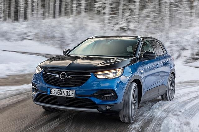 Der Opel Grandland X Hybrid4 steht bereits beim Händler