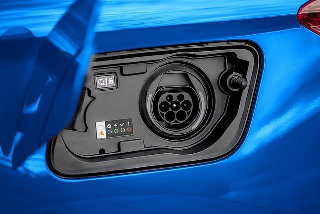 An der 7,4 kW-Wallbox sind die Batterien des Opel Grandland X Hybrid4 in 1:50 Stunden gefüllt