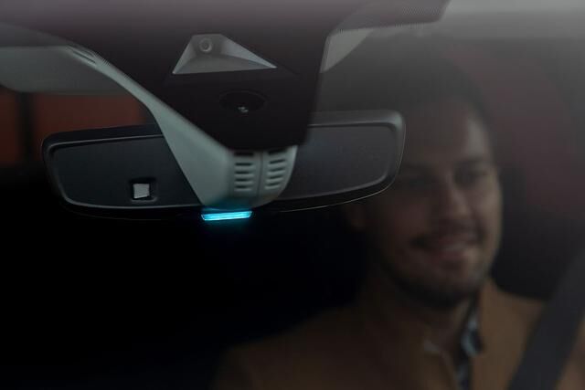 Das blaue Licht am Rückspiegel signalisiert, dass Opel Grandland X Hybrid4 rein elektrisch unterwegs ist