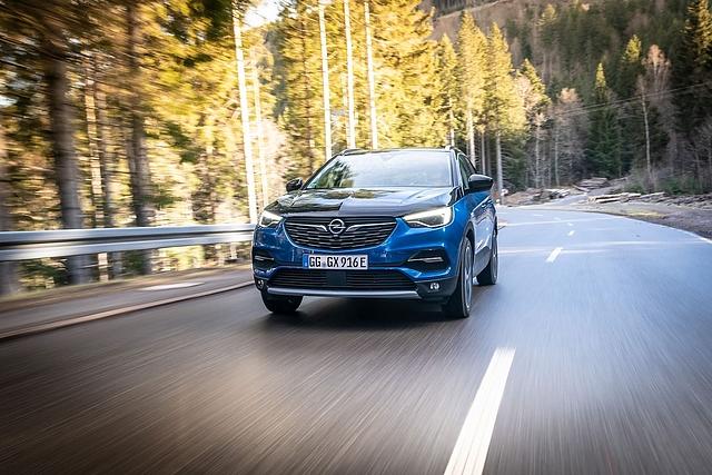 Der Opel Grandland X Hybrid4 kommt rein elektrisch bis zu 59 Kilometer weit (WLTP)