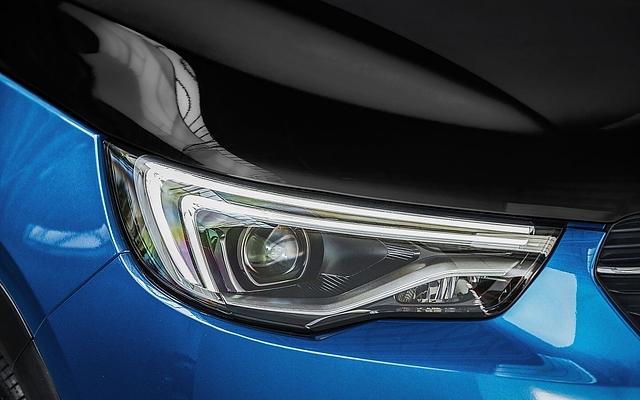 Der Opel Grandland X Hybrid4 bietet auch LED-Licht