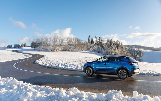 Der Opel Grandland X Hybrid4 neigt sich in den Kurven