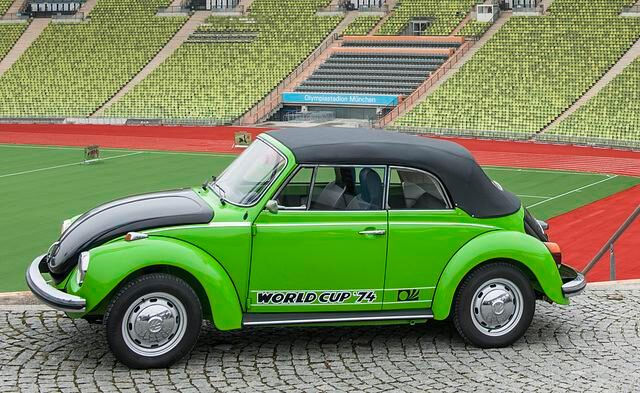 VW hatte den deutschen Titelhelden der Fußballweltmeisterschaft 1974 Cabrios der giftgrün lackierten Sonderserie 1303 LS „World Cup ´74“ geschenkt