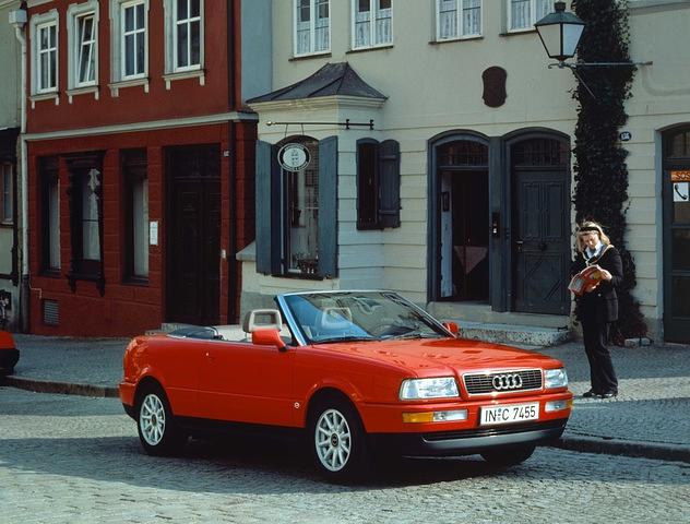 Neuer Einstiegsmotor für das Cabriolet war ab Januar 1993 ein 2,0-Liter-Vierzylinder mit 85 kW/115 PS