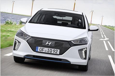 An dem Kühlergrill lässt sich die Hybrid-Variante erkennen