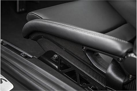 Unter dem Leder versteckt sich glänzendes Carbon