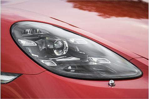 Die Scheinwerfer sind im Porsche-typischen Design gehalten