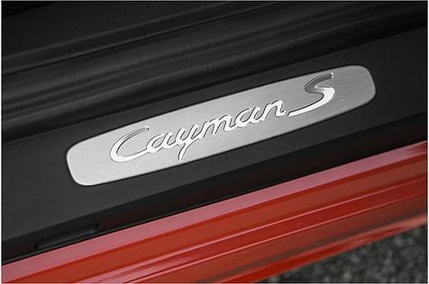 Auf den Einstiegsleisten prangt der Modellschriftzug