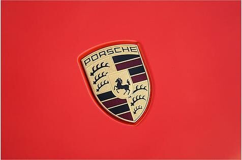 Das Porsche-Wappen auf der Front