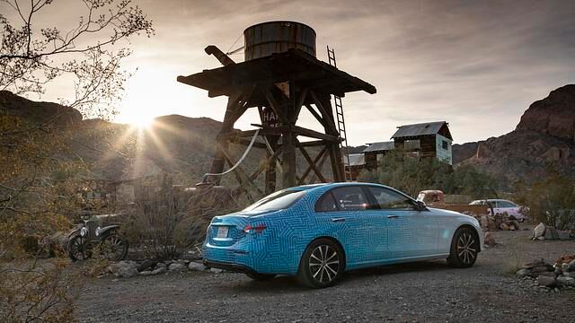 Bekannt ist der Plug-in-Hybrid im E 300 e mit Vierzylinder-Benziner, 90 kW/122 PS starkem E-Motor und einer Systemleistung von 235 kW/320 PS und 700 Newtonmeter Drehmoment