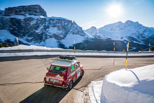Viele tausend Höhenmeter, ein Dutzend Pässe und zahllose Kurven machen die Tour zu einer endlosen Achterbahnfahrt