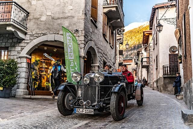 Alle Teilnehmer eint vor allem der Umstand, dass sie ihre Autos auch dann noch fahren, wenn andere Oldtimerbesitzer ihre Pretiosen ängstlich in die klimatisierten Garagen sperren