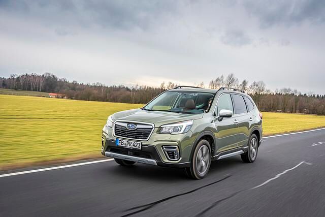 Angefahren wird also immer elektrisch, nur in der Praxis springt der Benziner selbst mit äußerst sanftem Gasfuß in der Regel schon nach wenigen Metern an