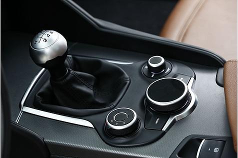 Die Alfa Romeo Giulia 2.2 JTDm gibt es sowohl mit einer Achtgang-Automatik und einer Handschaltung