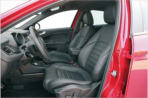 Die Ledersitze waren okay, die aufpreisfreien Sabelt-Schalen sehen aber cooler aus und bieten deutlich mehr Halt