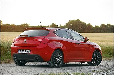 Von leidenschaftlicher Alfa-Seele war dabei wenig zu spüren. Die Giulietta verhielt sich seriös, unaufgeregt und solide