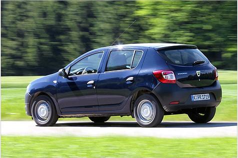 Der kostenlose Farbton Marine-Blau passt gut zu den unlackierten Stoßfängern